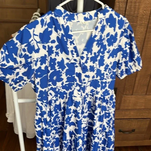 Women’s blue and white floral dress - Picture 2 of 6